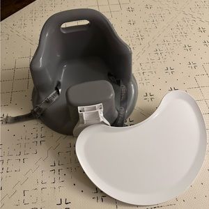 Upseat in gray with tray